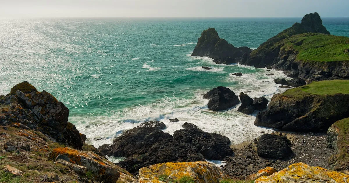 Rocky Cornish coastline with turquoise sea at Kynance Cove, Cornwall
